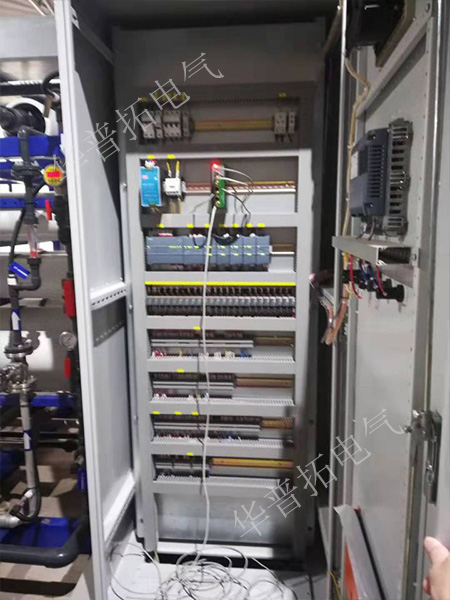 水处理中试plc系统控制柜现场调试中