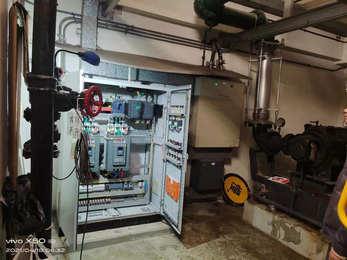 上海某商厦供水系统改造160KWABB软起动柜